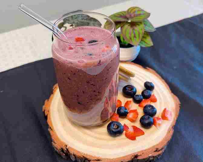 Berry almond smoothie with strawberries, blueberries, almonds, chia seeds, and almond milk